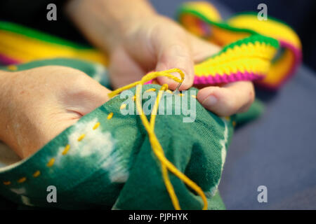 Handgearbeitete handgefertigt tie dye Stoff Handtasche Stockfoto