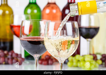 Wein gießen Glas Flasche weiß Alkohol gießen Stockfoto