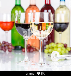 Weißwein im Glas Trauben square Squared Stockfoto