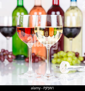 Weißwein in ein Glas Alkohol Trauben square Squared Stockfoto
