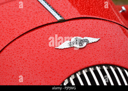 Nahaufnahme eines klassischen Morgan Auto zeigt die Kühler und Abzeichen und Wassertropfen perlen Stockfoto