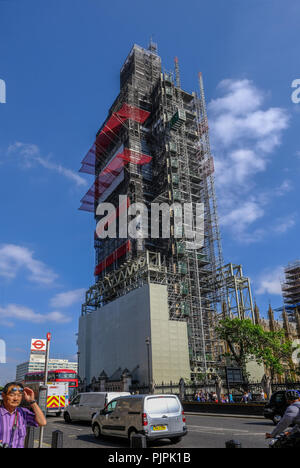 Whitehall, London, UK - Juni 8, 2018: Blick auf Big Ben, weltberühmten, renoviert. Stockfoto