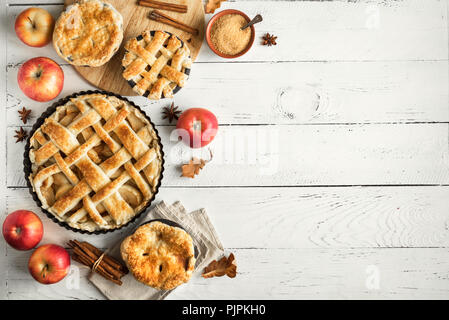 Hausgemachte Apfelkuchen auf weißem Holz- Hintergrund, Ansicht von oben. Klassische Herbst Thanksgiving Dessert - organische Apfelkuchen. Stockfoto