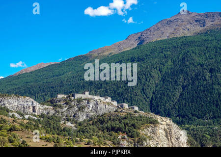 Victor-Emmanuel Fort auf einem Felsgrat über Modane, Frankreich Stockfoto