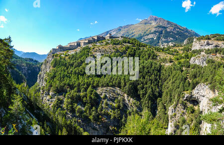 Victor-Emmanuel Fort auf einem Felsgrat über Modane, Frankreich Stockfoto