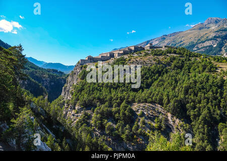 Victor-Emmanuel Fort auf einem Felsgrat über Modane, Frankreich Stockfoto