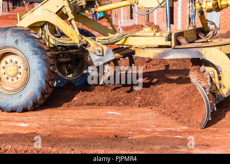 Bau Erdbau Sortierer Maschine blade Schaufel closeup bewegen Sie die Erde auf der Straße layout Baustelle. Stockfoto