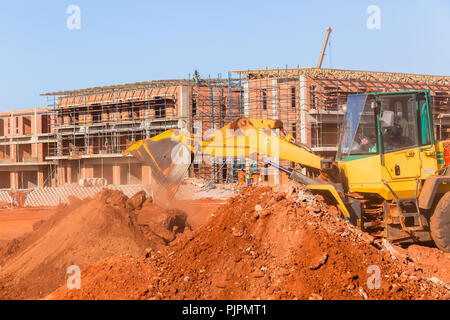 Bau Erdbau grader Bagger Schaufel kippen Erde closeup layout Baustelle. Stockfoto