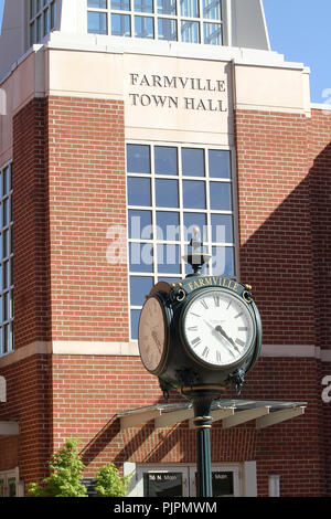 FarmVille, VA, USA. Postuhr vor dem Rathaus. Stockfoto