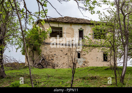 Aufgegeben und Steinhaus in Rhodope Berg ruiniert, Bulgarien in der Nähe der Straße zu den berühmten Teufelsbrücke Stockfoto