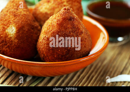 Coxinha Street Food. Brasilianische Huhn Coxinha über rustikale Hintergrund Stockfoto