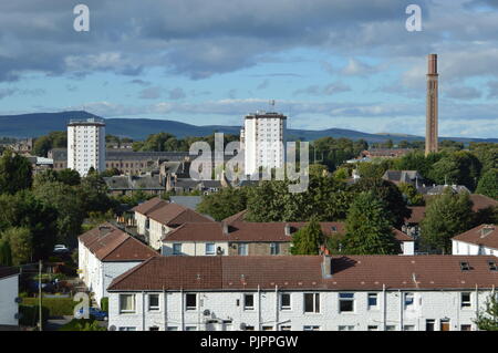 Blick vom Hügel über Balgay Lochee mit Cox's Stack, Dundee, Schottland ...