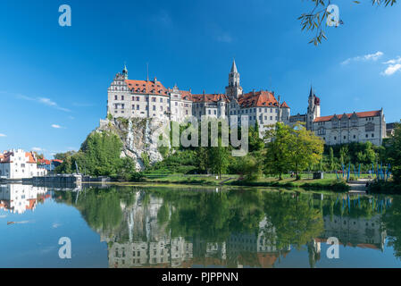 Das hohenzollernschloss in Sigmaringen in der Tag vor einem wolkenlosen Himmel mit der Donau im Vordergrund. ** Das hohenzollernschloss in Sigmaringen Stockfoto