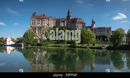 Das hohenzollernschloss in Sigmaringen in der Tag vor einem wolkenlosen Himmel mit der Donau im Vordergrund. ** Das hohenzollernschloss in Sigmaringen Stockfoto