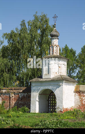 Eines der Tore des Klosters Rizopolozhensky in Suzdall. Russland Stockfoto