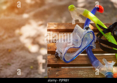 Schwimmen Maske auf Holztisch. Meer Urlaub Thema Hintergrund Stockfoto