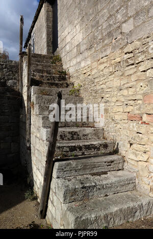 In den äusseren Stein Treppen auf einer Scheune aus dem 17. Jahrhundert auf dem sandbeck Park Estate eine Palladianische country house in Maltby, South Yorkshire, England gebaut. Stockfoto