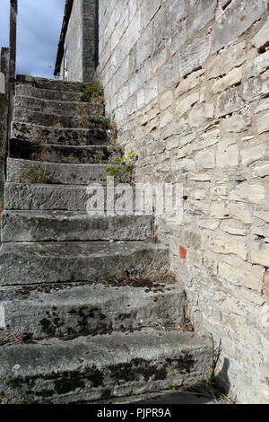 In den äusseren Stein Treppen auf einer Scheune aus dem 17. Jahrhundert auf dem sandbeck Park Estate eine Palladianische country house in Maltby, South Yorkshire, England gebaut. Stockfoto