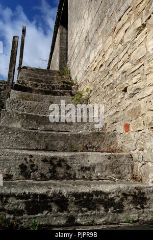 In den äusseren Stein Treppen auf einer Scheune aus dem 17. Jahrhundert auf dem sandbeck Park Estate eine Palladianische country house in Maltby, South Yorkshire, England gebaut. Stockfoto