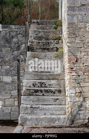 In den äusseren Stein Treppen auf einer Scheune aus dem 17. Jahrhundert auf dem sandbeck Park Estate eine Palladianische country house in Maltby, South Yorkshire, England gebaut. Stockfoto