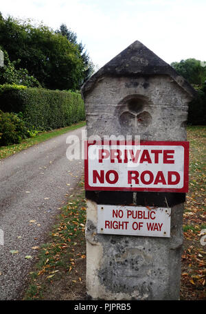 Stone Gate Säule mit 'Private keine Straße' und 'Keine öffentlichen Rechts Weg' Stockfoto