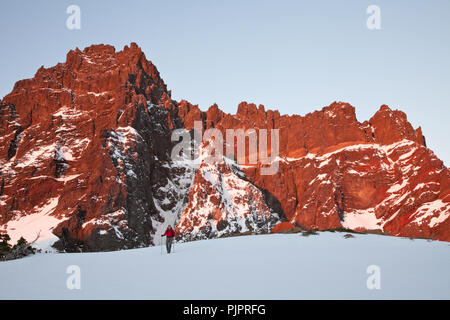 Wanderer auf einer winterlichen Sonnenaufgang auf der Basis von drei Fingered Jack Berg außerhalb Schwestern Oregon Stockfoto