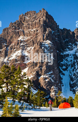 Schnee im Winter Camping an der Basis von drei Fingered Jack Berg in der Nähe Schlaufe Oregon Stockfoto