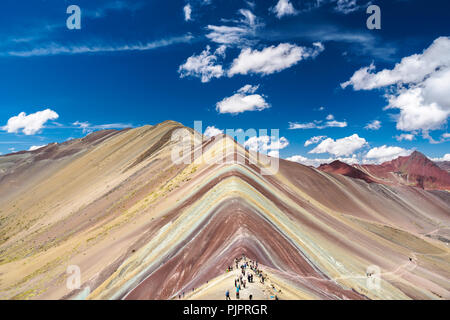 Vinicunca Rainbow Mountain (5200 m) liegt zwischen Cusco und Puno in Peru. Stockfoto