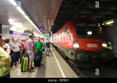 Wien, Wien: Hauptbahnhof Wien Hauptbahnhof, U-Bahn, Plattform mit regionalen Zug der ÖBB, Beifahrer, 10. Favoriten, Wien, Österreich Stockfoto