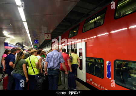 Wien, Wien: Hauptbahnhof Wien Hauptbahnhof, U-Bahn, Plattform mit regionalen Zug der ÖBB, Beifahrer, 10. Favoriten, Wien, Österreich Stockfoto