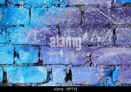 Die Struktur der alten Mauer, in Blau und Lila Farben mit achtlos spaced weißen Tropfen und Spritzer, dass die Sterne in der äußeren Visualisieren lackiert Stockfoto