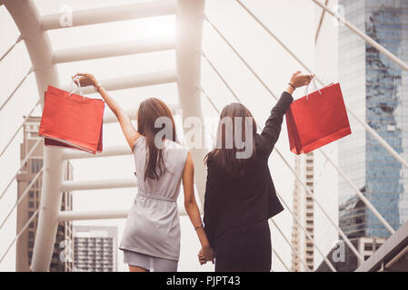 Shopaholic Freundschaft Frauen Shopping Bag in der Shopping Mall entfernt. Balck Freitag und Cyber Monday Verkauf concpet. Reiche und luxuriöse Käufer mon Stockfoto