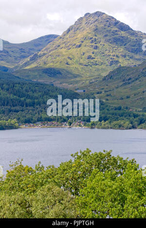 Ben Strohleitbleche (a Munro) und Inveruglas über Loch Lomond, Schottland, Großbritannien. Stockfoto