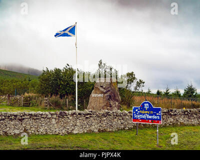 Willkommen bei Scottish Borders Schild mit Schottland und ein Saltire Flagge an einem regnerischen Tag auf der A68 Straße an der Grenze zwischen England und Schottland im Ca Stockfoto