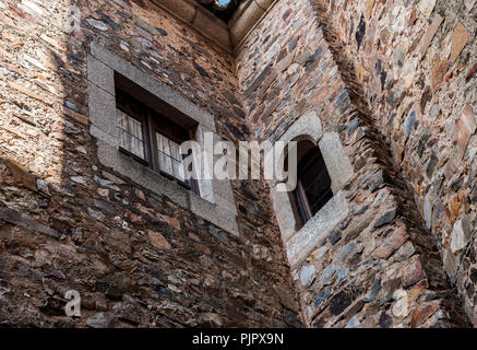 Typische Fenster der Altstadt von Caceres, Spanien Stockfoto