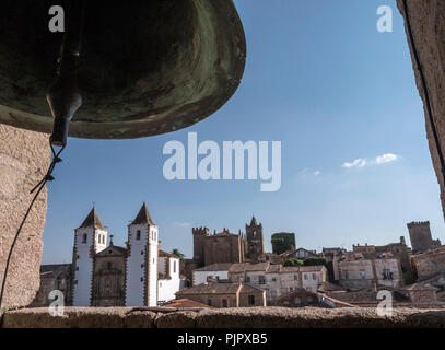 Caceres, Spanien - 13. Juli 2018: der Glockenturm der Kathedrale, Panoramablick auf die Altstadt von Caceres, auf dem Platz von Santa Maria, Cacere platziert Stockfoto