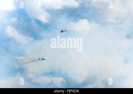 GIZYCKO, Polen - 5. AUGUST 2018: Gyrocopter tragschrauber oder im Flug in den blauen Himmel bei Air Show Mazury 2018 Veranstaltung am See Niegocin in Gizycko. Pola Stockfoto