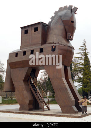 Ein Nachbau des berühmten hölzernen Pferd von Troja am Eingang des riesigen archäologische Stätte von Troja. Eine der am meisten besuchten Websites der Welt, in der Türkei. Stockfoto