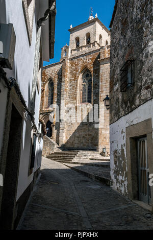 Caceres, Spanien - 13. Juli 2018: Santa Maria's Kathedrale, im romantischen Stil der Übergang zur Gotik, Renaissance mit einige Elemente, auf dem Platz gesetzt Stockfoto