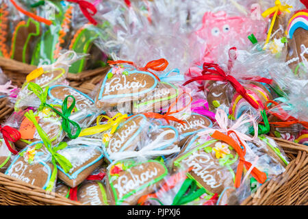 Souvenir Lebkuchen in verschiedenen Formen auf einem traditionellen Markt in Krakau, Polen. Stockfoto