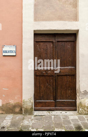 Toskana - 30. Mai: Eine alte vintage Tür in San Quirico d'Orcia, Val d'Orcia, Toskana, Mai 30,2018. Stockfoto