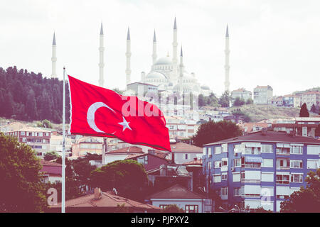 Türkische Flagge und das Stadtbild von Istanbul mit Silhouetten der alten Moscheen und Minaretten. Stockfoto