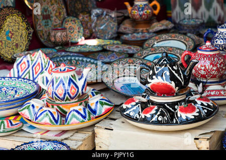 Teller und Töpfe auf einer Straße Chorsu Bazar in der Stadt Taschkent, Usbekistan. Stockfoto
