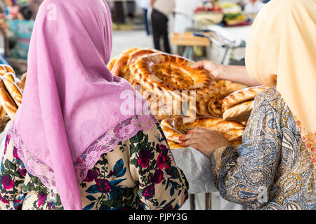 Traditionelle Usbekistan Brot lavash an lokalen Basar, ist eine weiche Flachbild-Brot von Zentralasien (Usbekistan). Stockfoto