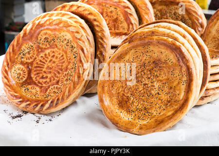 Traditionelle Usbekistan Brot lavash an lokalen Basar, ist eine weiche Flachbild-Brot von Zentralasien (Usbekistan). Stockfoto