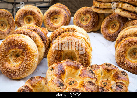 Traditionelle Usbekistan Brot lavash an lokalen Basar, ist eine weiche Flachbild-Brot von Zentralasien (Usbekistan). Stockfoto