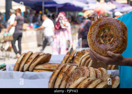 Traditionelle Usbekistan Brot lavash an lokalen Basar, ist eine weiche Flachbild-Brot von Zentralasien (Usbekistan). Stockfoto