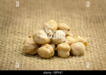 Kichererbsen in Sacktuch Stockfoto
