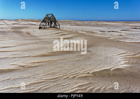 Verlassene Gebäude aus Holz in der Wüste an der Skelettküste, Namibia, Afrika. Stockfoto