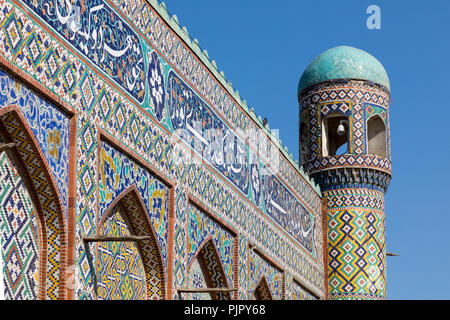 Khan's Palace in Kokand. Usbekistan. Der antike Palast mit Fassaden von farbigen Mosaik. Der Haupteingang ist mit Minaretten. Stockfoto